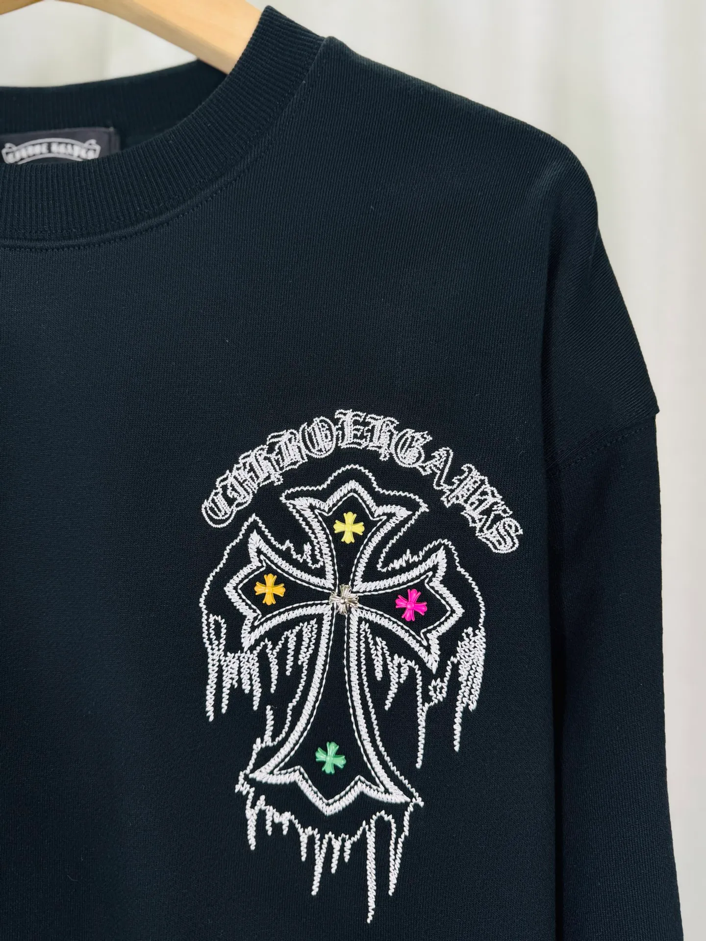 P260 top version, real shot without P, ​​different from market currency) 𝗖𝗵𝗿𝗼𝗺𝗲 𝗛𝗲𝗮𝗿𝘁𝘀/Cro Heart 2025 washed patch embroidery autumn and winter new original single counter American laser burnt 3D three-dimensional color embroidered couple casual sweatshirt 👑The highest version! Customized fabric 430g tripe terry fabric! American acid-washed and distressed original fabric laser burnt ✟appliqué embroidery and exquisite embroidery of letters! The best-selling model in the counter, very comfortable to wear. Accessories: original molded and authenticated collar label➕100% silk wash label. Genuine purchase-grade original hangtag➕matching hanging rope➕3D hanging beads➕original packaging bag. Craftsmanship: The original version has consistent wiring! The highest version of the armhole matching technique! Color: White Black Size: S M L XL Style Number: 25-355